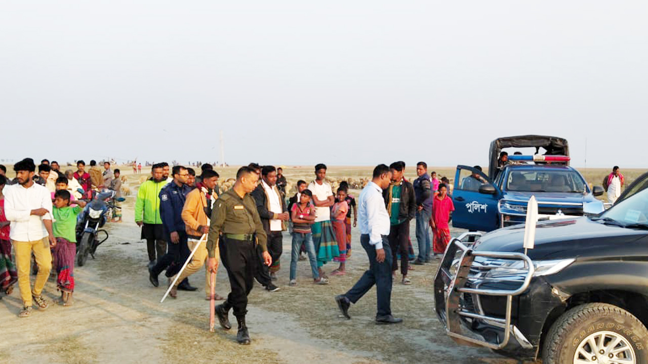 নোয়াখালীতে ভুমিহীনদের কাছে সরকারি জমি বিক্রি, আটক ২